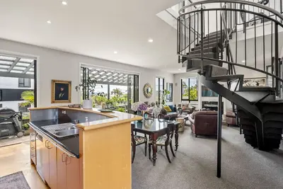 Image de Vues de la ville et du port, promenade de trois minutes à Ponsonby Boutiques, cafés, vie nocturne