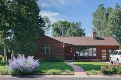 Image de Rénové, chez soi loin de chez soi avec A / C, près du centre-ville, du ski et de ~ Nau ~