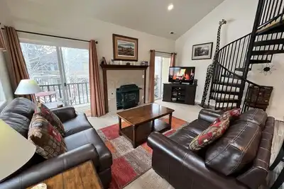 Image de Marchez jusqu'au domaine skiable de Sun Valley et à pied en ville / au bain à remous / WiFi - 7e nuit Gratuite!