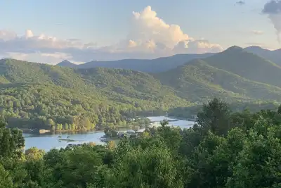 Image de À partir de 79 $ 4 / 28-5 / 5! Impressionnant 30 + Mtn Peak Lake vue 2 Kings Hot Tub Wifi Babyfoot