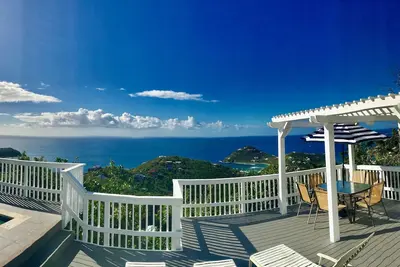 Une vue imprenable sur l'océan et la brise des Caraïbes incroyable à cette villa