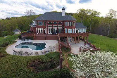 Image de Luxueux Mountain Top Accueil avec piscine surplombant des vues panoramiques à couper le souffle!
