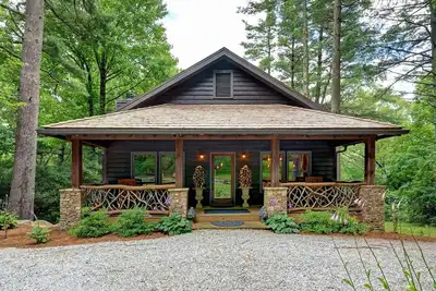 Image de Nouveau porche! Chalet de montagne de luxe à quelques minutes de la rue principale dans les Highlands