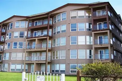# 304 - Promenade Condo's - Beautiful Oceanfront ~ Unité de coin orientée nord-ouest