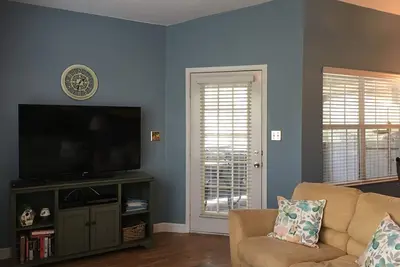 Image de Magnifique condo de 2 chambres et 2 salles de bain donnant sur la piscine de style resort