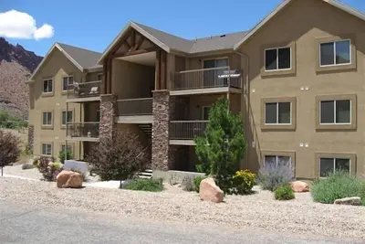 Image de Condo moderne populaire, nouvelle piscine et bain à remous, meilleur rapport qualité / prix à Moab