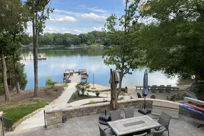 Image de Plage privée et bateau! - Belle spacieuse 5br / 4ba Lakefront - 20 minutes de Clt