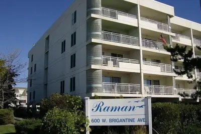 Image de Complexe \"Raman Beach Resort\" de Brigantine au bord de l'océan avec piscine 10% de réduction jusqu'au mois de septembre