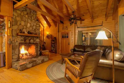 Image de Retiré Lakefront Log Home Avec Private Shore. Bonne baignade, pêche