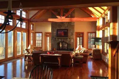 Image de Maison De Manchester - Vues Exceptionnelles! Emplacement! Le Golf! Ski! Achats! Jacuzzi!