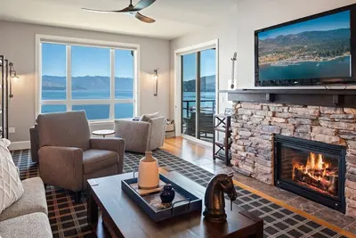 Saisons à Sandpoint - Dernier étage, Condo de luxe au bord de l’eau - À pied de tout en ville.