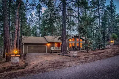 Image de Pinetop C. C. Retraite: Nouveau Hot Tub PRIVÉ De 90 Jets, Nouveau Ac, Bois de chauffage, Borders Forest