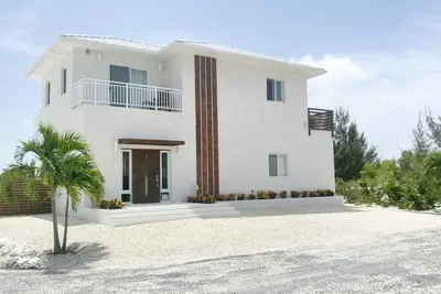 Image de Nouvelle villa de luxe au bord de l'eau avec vue! !