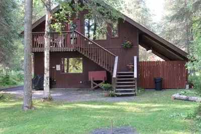 Image de Une suite privée au bord de la rivière, nichée dans les montagnes, à seulement 30 minutes de Seward