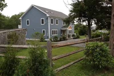 Image de Repos et ressourcez dans le sauna de cèdre, jacuzzi pour deux personnes et une douche à vapeur.