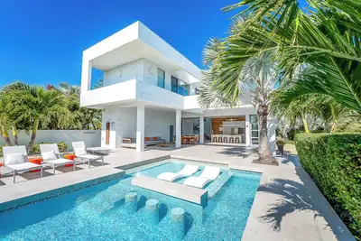 Image de Villa ultra moderne, à 200 mètres de la plage de Long Bay - Bien plus qu'une villa, pourquoi?