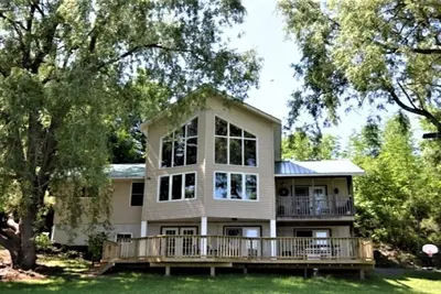 Image de Premiere Kingsford Lake Cottage