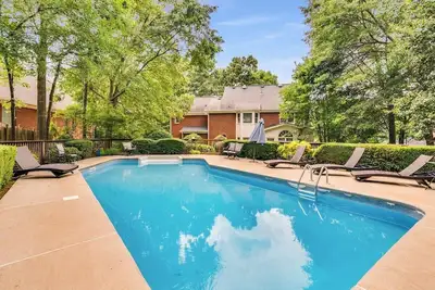 Image de Belle, spacieuse 5br avec piscine privée, Master Suite