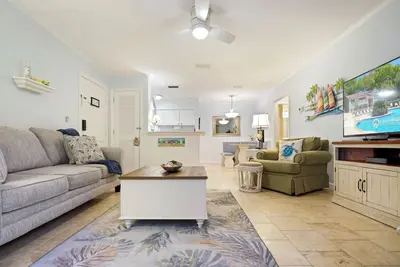 Image de Condo au rez-de-chaussée 1br avec véranda grillagée! À quelques pas de la piscine!