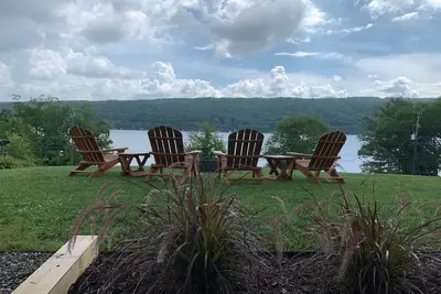 Image de Brand New Hilltop Cottage avec vue imprenable sur le lac