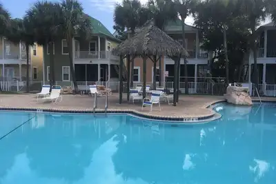 Image de Vacation Paradise at Purple Parrot Resort Détendez-vous au Tiki Bar Nouveau sur le marché