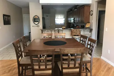 Image de ÉTAGE SUPÉRIEUR REMODÉ Énorme 3 chambres 2 salles de bain au bord du lac avec une vue incroyable