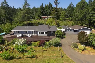 Image de Belles vues! Retraite de Dry Creek Valley avec terrasse et piscine, à 5 min de Healdsburg