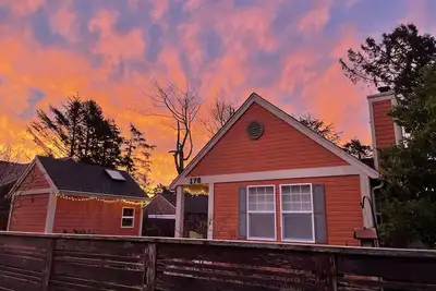 Image de Artist Cottage - 1 bloc à la plage, 2 pâtés de maisons à la ville, chien amical