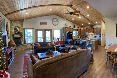 Image de Nouvelle cabine de luxe 2018! Upper Canyon Lookout-Sierra Blanca vue près de la ville