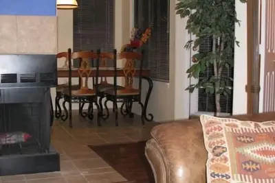 Image de Calme, joliment meublée, 2br / 2ba Condo Ventana Canyon