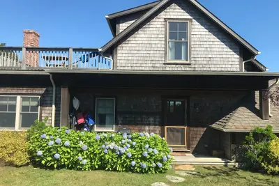 Image de Sympathique Hillside Cottage. Accès à la plage privée et à l'étang. Kayaks et vélos aussi.