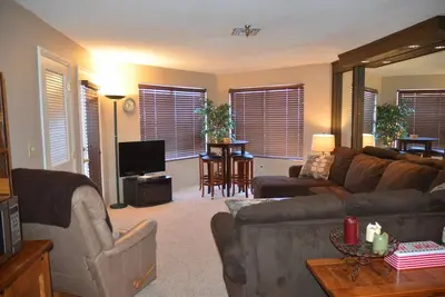 Image de Ski à Ski Out, Seven Springs, 1 Br, 1 salle de bain, balcon, sur les pentes, propre.