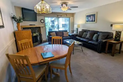 Image de Condo rénové avec WiFi gratuit, parking, piscine chauffée, bains à remous, navette pour les skieurs