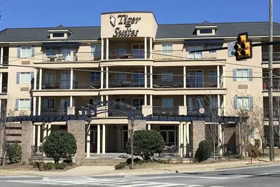 Image de Condo spacieux de 2 Br à quelques blocs du stade - Réservez maintenant pour le camp War Eagle!
