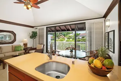 Image de Unité d'extrémité du dernier étage rénovée # 49. Luxueusement nommé, ensoleillé et proche de la plage!