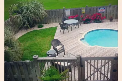 Image de Super piscine privée d'eau de mer Vues sur l'océan, décoration festif! Délicieux!