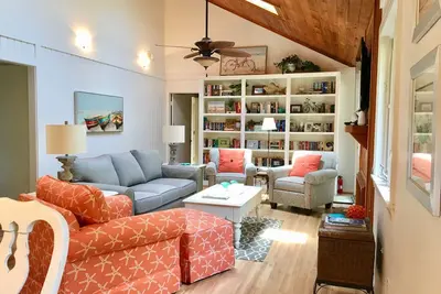 Image de Oceanwoods 3bd / 2bth avec porche d'écran élargi, WiFi, mis à jour!