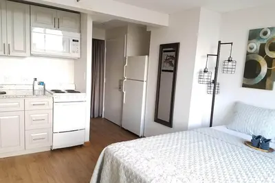 Image de Studios Waikiki adjacents récemment rénovés avec 2 salles de bain complètes, cuisine et vue sur l'océan