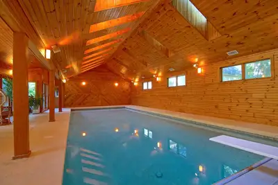 Image de Piscine intérieure, à 2 miles de l'océan, maison de luxe de 7 000 pieds carrés