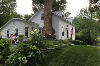 Image de 1828 Vermont Cottage pieds de la célèbre rivière Battenkill