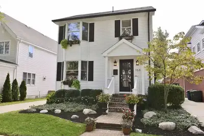 Image de Birmingham Michigan, promenade chic vers la cour arrière bordée d'arbres bordant la rue