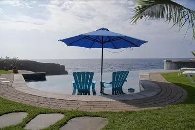 Image de Oceanfront Home avec piscine à débordement et spa «The Cove at Milolii»