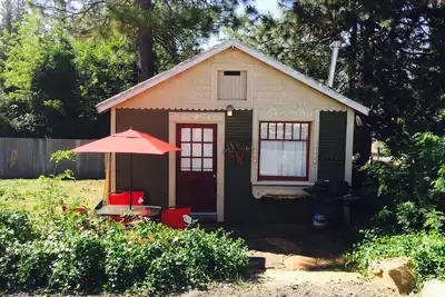 Image de Le Cottage Dans Foresthill sur la rue principale, à distance de marche de sites de mariage