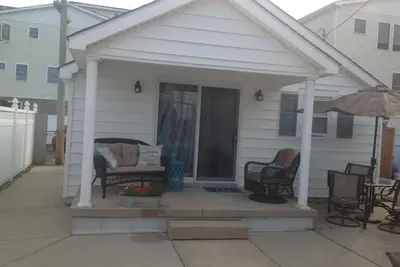 Image de Beautiful Beach Cottage deux pâtés de maisons de la plage et du centre des congrès