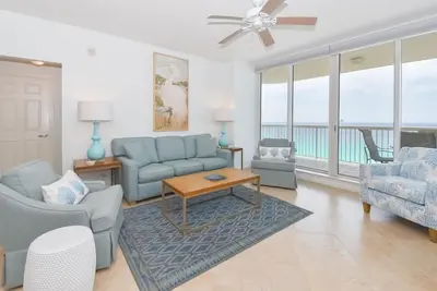 Image de Deux Chambres Principales Oceanfront. . . THÈME CÔTIER Nouvellement Mis À Jour, Service De Plage Gratuit