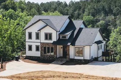 Image de Belle nouvelle maison de lac sur la crique tranquille avec une vue imprenable.