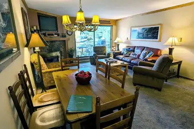 Image de Condo rénové avec WiFi gratuit, parking, piscine chauffée, bains à remous, navette pour les skieurs