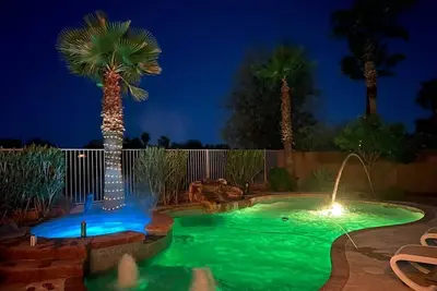 Image de Maison luxueuse de 3000 pieds carrés 4 Bdr avec piscine chauffée et spa sans frais supplémentaires