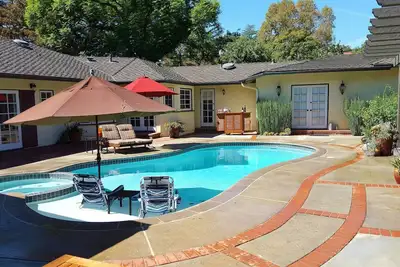 Image de Divertissez-vous au bord de la piscine au Garden Casa de La Altadena by Rose Bowl & Eaton Canyon