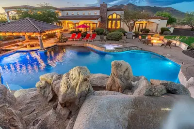 Image de 8400sf Spectaculaire Mansion billard et un minigolf Scottsdale / Cave Creek (16 lits)